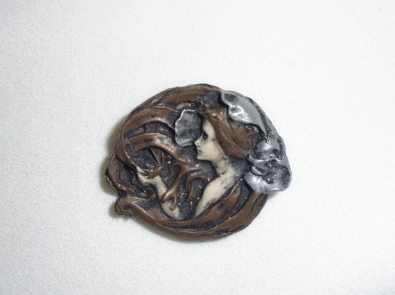 1970s Art Nouveau Revival Pin Brooch Round Woman … - image 1