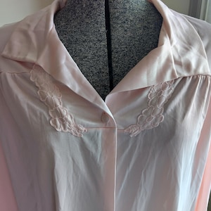 Vanity Fair 1960s Pale Pink Dressing Robe Size Large Long Sleeve Satin Cuffs