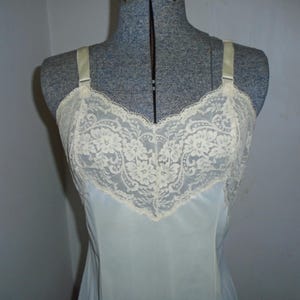 Wonder Maid Slip Vintage Lace Top Size 34 Beige Made USA 100% Nylon 1970s