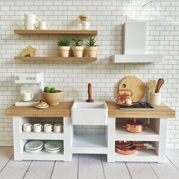 Cocina blanca en miniatura de casa de muñecas