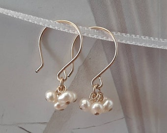 Pearls earrings, Dangle pearls earrings, Bridal pearls earrings, Bridal gold earrings, Wedding earrings, Minimalist pearl earrings, White