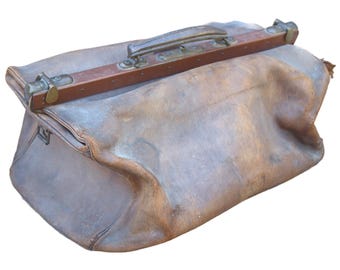 Maletín médico antiguo ENORME de cuero, estuche de médico o partera de gran tamaño, magnífico y único elemento decorativo para el hogar.