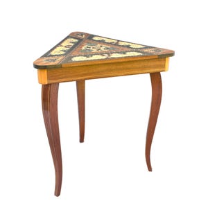 Mesa auxiliar triangular antigua con caja de música, trípode con marquetería floral italiana, mesa auxiliar con mecanismo musical funcional, regalo único para la decoración del hogar.