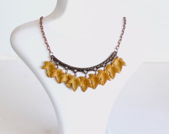 Collana con foglie autunnali: catena in rame con foglie in acrilico color ocra