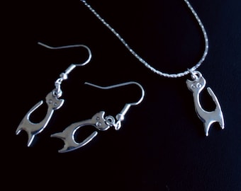 Conjunto de joyas de gato bañadas en plata: collar y pendientes.