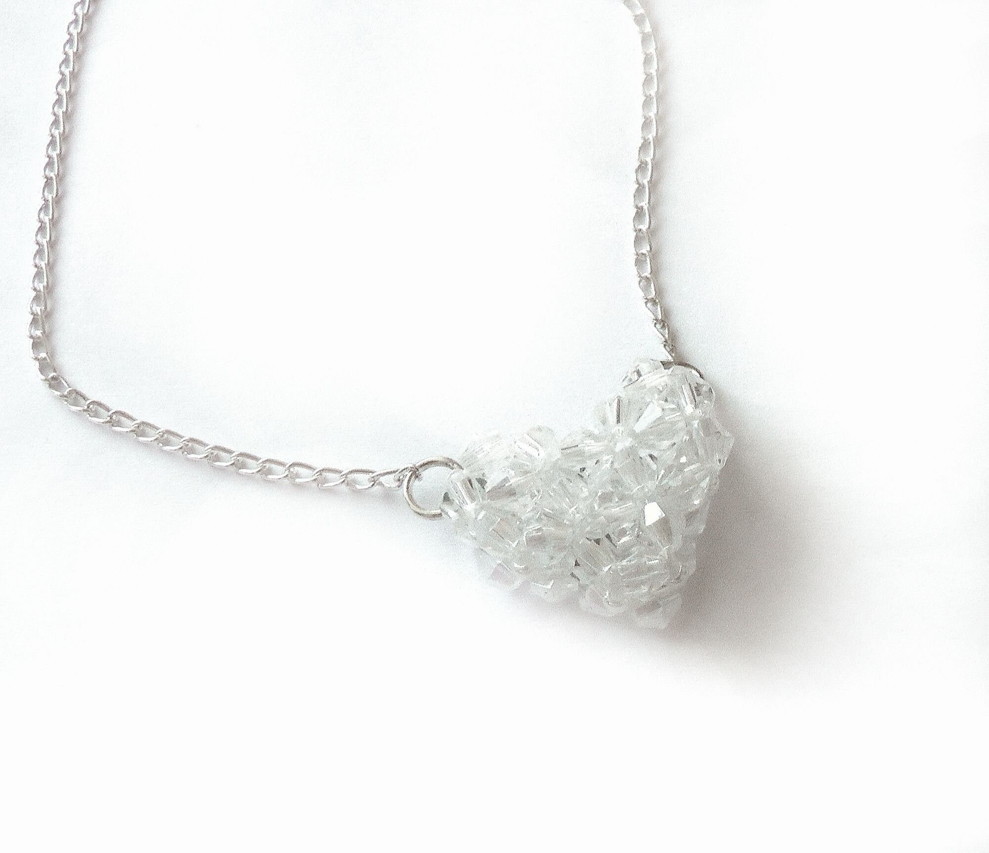 Collana con ciondolo a forma di cuore e cristalli in argento