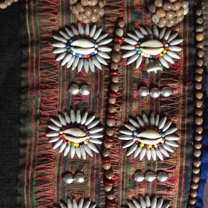 Sale Vintage Hmong Kopfschmuck/Hut, Thai Hilltribe Handarbeit, Boho Tribal Hut bestickt mit Kauri Muscheln und Perlen
