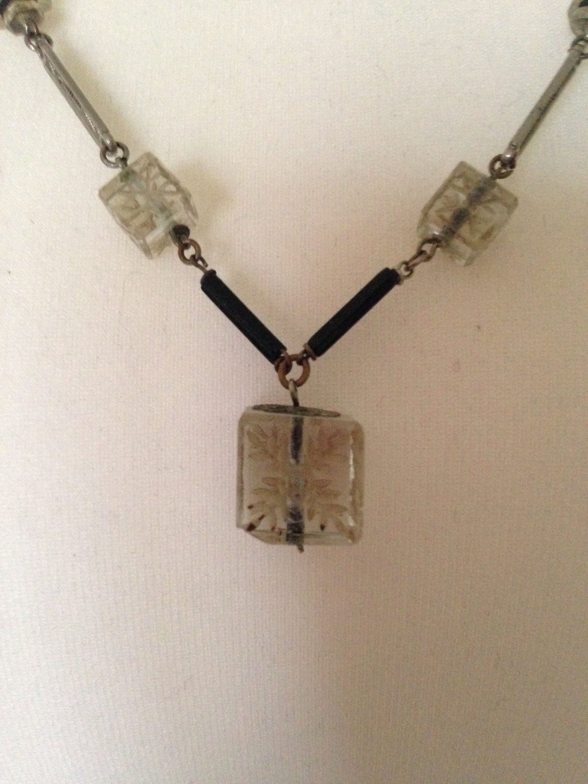 アールデコの彫刻ガラスとフレンチジェットのネックレス - Etsy 日本