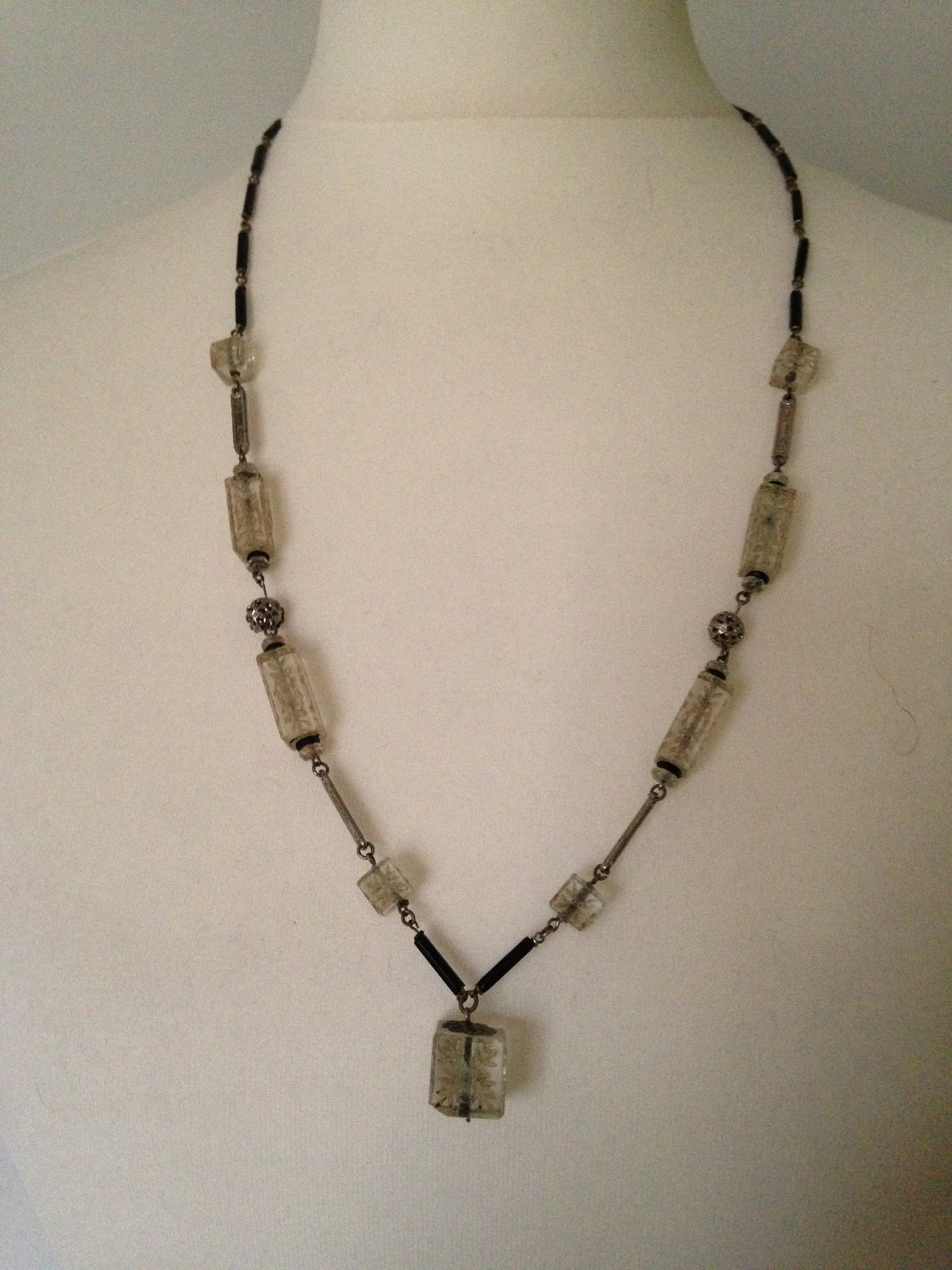 アールデコの彫刻ガラスとフレンチジェットのネックレス - Etsy 日本