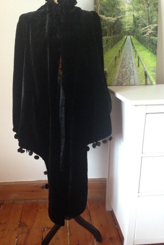 Fabulous Victorian black velvet cloak, Antique qui