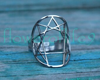 Op de afbeelding: Een zilveren ring met een geometrisch ontwerp dat lijkt op een ster. De ring is gemaakt van metaal en heeft een draadframe-ontwerp.