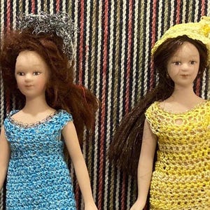 CLOCHE 20s style hat feather dollhouse crochet flapper style cap for 6 cm dolls 1:12 scale