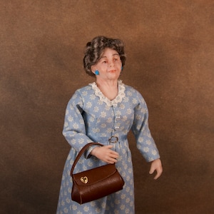 Artisan 12th scale miniature dolls house lady figure