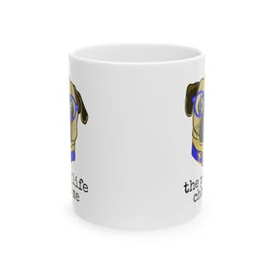 Puede incluir: Taza de cer&aacute;mica blanca con un pug de dibujos animados que lleva gafas azules y una pajarita azul. El texto "the pug life chose me" est&aacute; en el lado derecho de la taza y el texto "the pug life chose me" est&aacute; en el lado izquierdo de la taza.