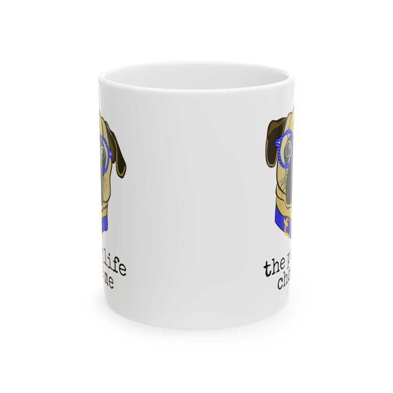 Puede incluir: Taza de cer&aacute;mica blanca con un pug de dibujos animados que lleva gafas azules y una pajarita azul. El texto "the pug life chose me" est&aacute; en el lado derecho de la taza y el texto "the pug life chose me" est&aacute; en el lado izquierdo de la taza.