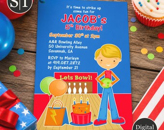 Puede incluir: Una invitación de cumpleaños azul con el texto "JACOB'S 5th Birthday!" y detalles del evento. El diseño incluye un niño de dibujos animados sosteniendo una bola de bolos, un pastel y bolos. También están presentes las palabras "Lets Bowl!"