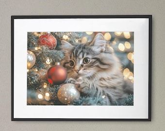 かわいいクリスマス子猫キャンバス | クリスマスツリーで遊ぶ子猫のウォールアート、ホリデーデコレーション、ペット愛好家へのギフト、居心地の良いホームポスター