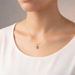 Winziger Teardrop Halskette / Gold Cone Anhänger / Sterling Silber Layer Halskette / 193A