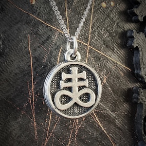 Kleiner Leviathan-Kreuz-Anhänger mit Antik-Finish