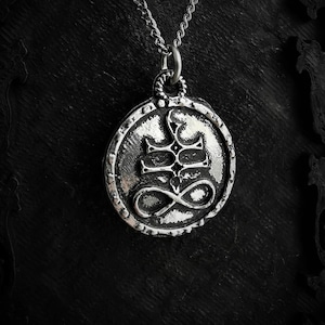 Leviathan-Kreuz-Anhänger mit Antik-Finish