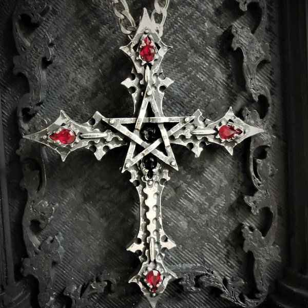 Collier croix gothique avec pentagramme