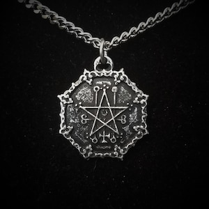 Astaroth-Siegelanhänger mit gotischem Rahmen und antikem Finish