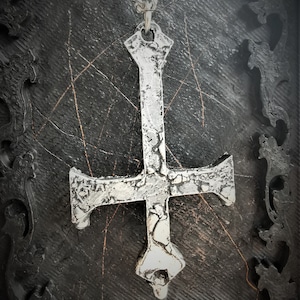 Anhänger mit umgekehrtem Kreuz und sehr antikem Finish