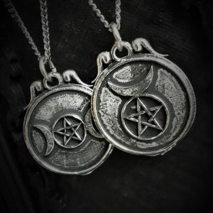 Doppelseitiger Anhänger mit gehörntem Gott und Dreifachmond
