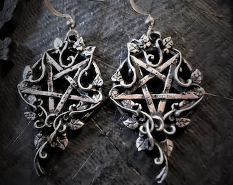 Orecchini con pentagramma invertito con ornamento di vite