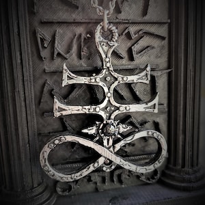 Massiver Leviathan-Kreuz-Anhänger mit Antik-Finish und individuellem Edelstein