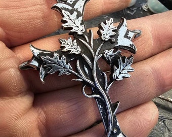 Collier croix antique avec feuilles de chêne