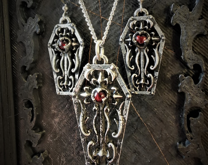 Set necklace and earrings of gothic coffin with an antique finish