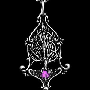 K&ouml;nnte beinhalten: Eine silberne Halskette mit einem detaillierten Baumdesign und einem violetten Edelstein an der Basis. Der Anh&auml;nger ist an einer silbernen Kette befestigt.