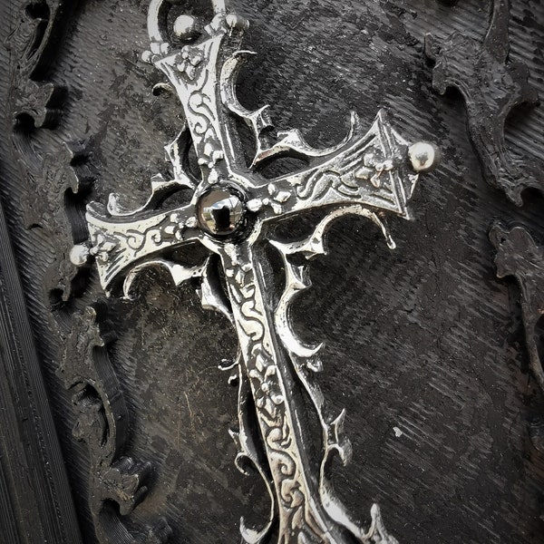 Collier croix gothique avec gemme au choix