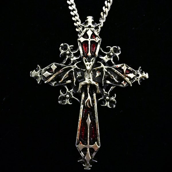 Croix gothique vampirique avec chauve-souris