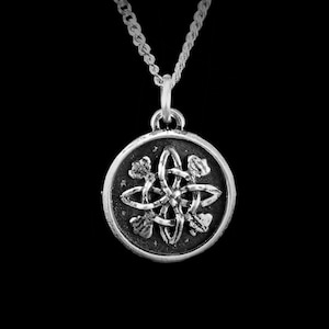 Pequeño colgante de nudo de bruja con acabado antiguo