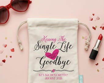 Kit para dar adeus à vida de solteira | Sacolas para despedida de solteira | Sacolas de lembrancinhas montadas | Sacolas de guloseimas para despedida de solteira | Lembrancinha para viagem entre amigas