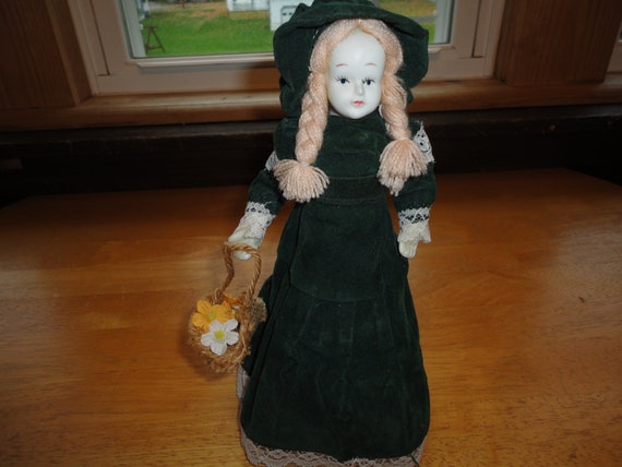 ANTIQUE MUSICAL DOLL PORCELAINS