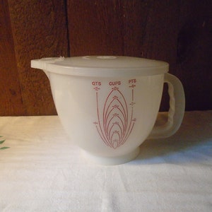 2 Quart Tupperware Measuring Cup With Lid and Pour Spout Extra Large  Measuring Bowls TUPPERWARE Mix N Store Vintage Measuring Cup 