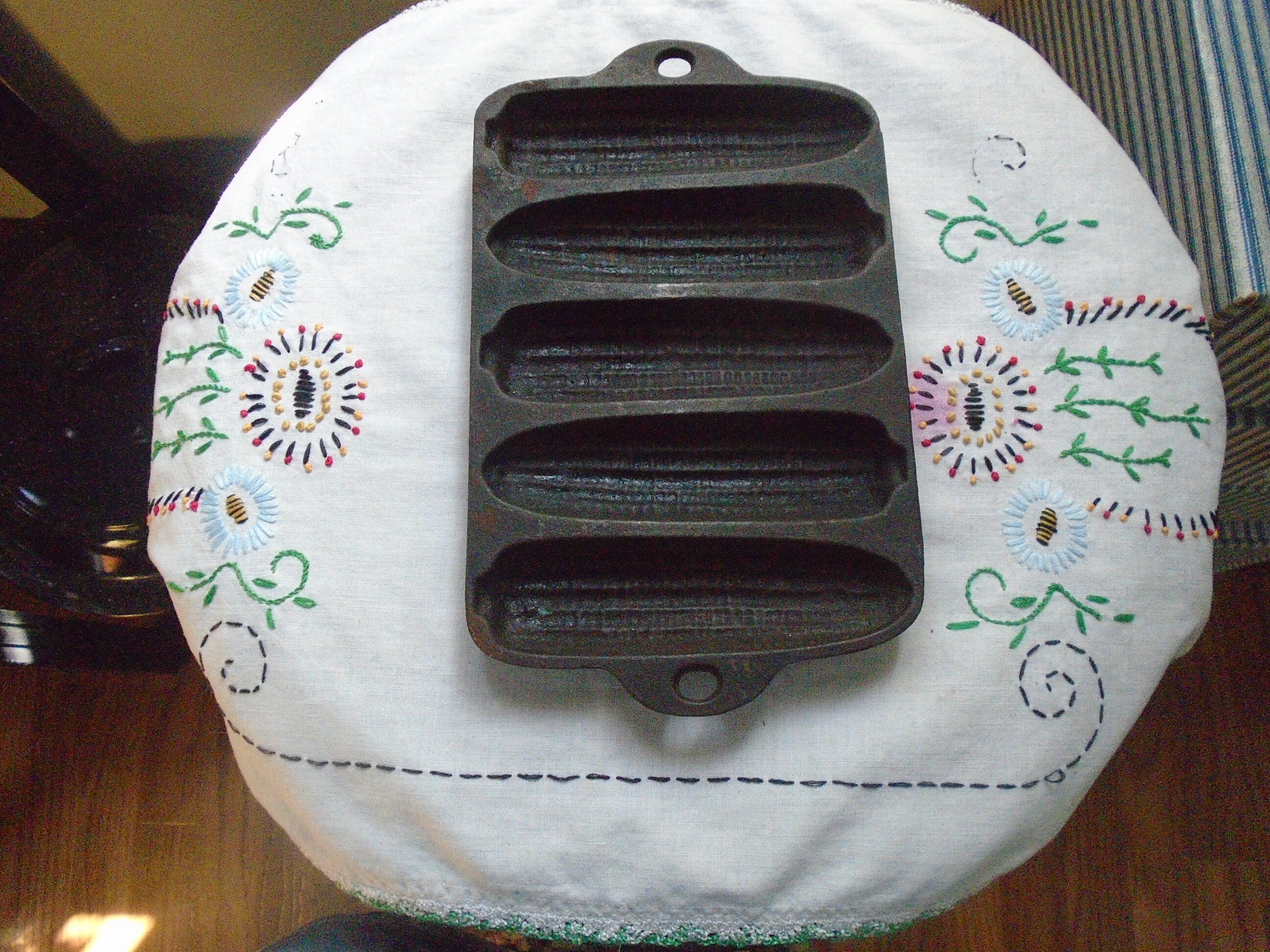 Vintage Cast Iron Cornbread Pan Unmarked 5 Stick 