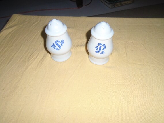 Vintage Pfaltzgraff Yorktowne Pattern Salt and Pepper Set Spice Shakers