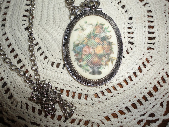 Sarah Coventry Signed Needle Point Pendant Necklace