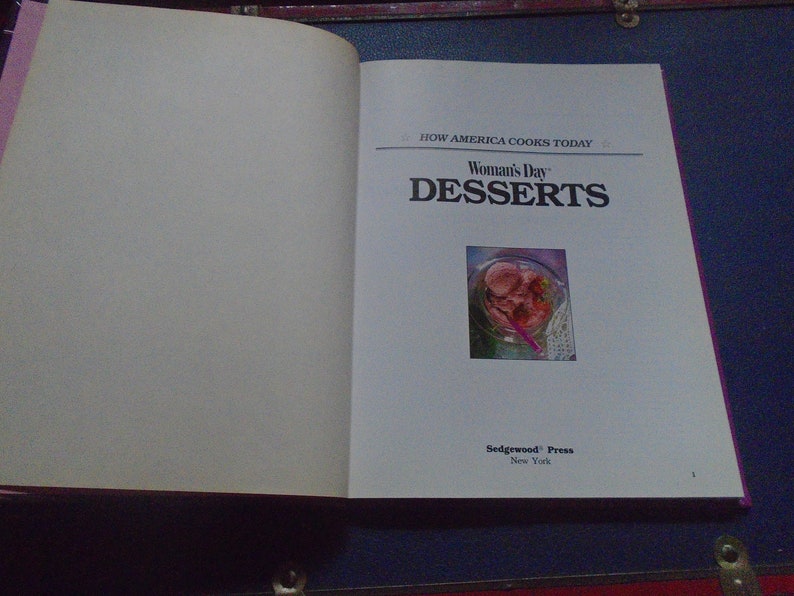 Może przedstawiać: Książka kucharska zatytułowana "Woman's Day Desserts" z fotografią r&oacute;żowego deseru w szklanej misce na okładce. Książka jest częścią serii "How America Cooks Today" i została wydana przez Sedgewood Press, Nowy Jork.