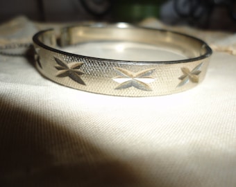 Vintage Star Silver Tone Bracelet Textured Clamper Bangle