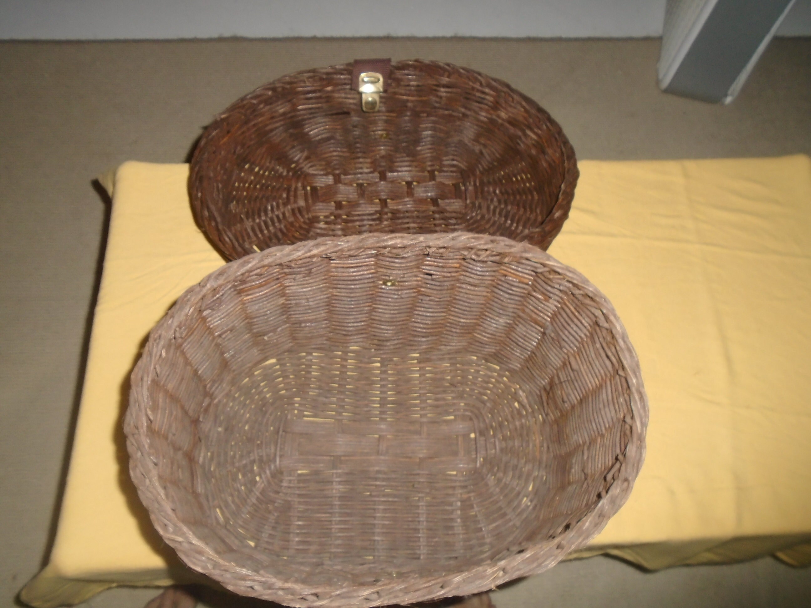 Panier De Pêche Vintage En Osier (creel) Avec Fermoir - Marqué J.G. - Objet De Décoration Ancien