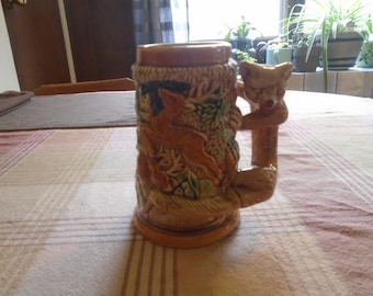 Jarra de cerveza de cerámica vintage estilo alemán con escena boscosa y asa de zorro