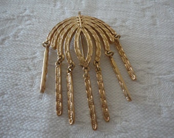 Sarah Coventry Textured Signed Gold Tone Vintage Dangle Ladies Brooch Pin