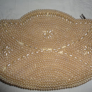 Bolso de mano de noche blanco roto con cuentas de semillas y detalles florales, estilo vintage.