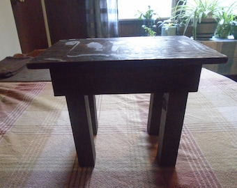 Mesa/taburete de madera antigua hecha a mano con soporte para plantas y reposapiés.