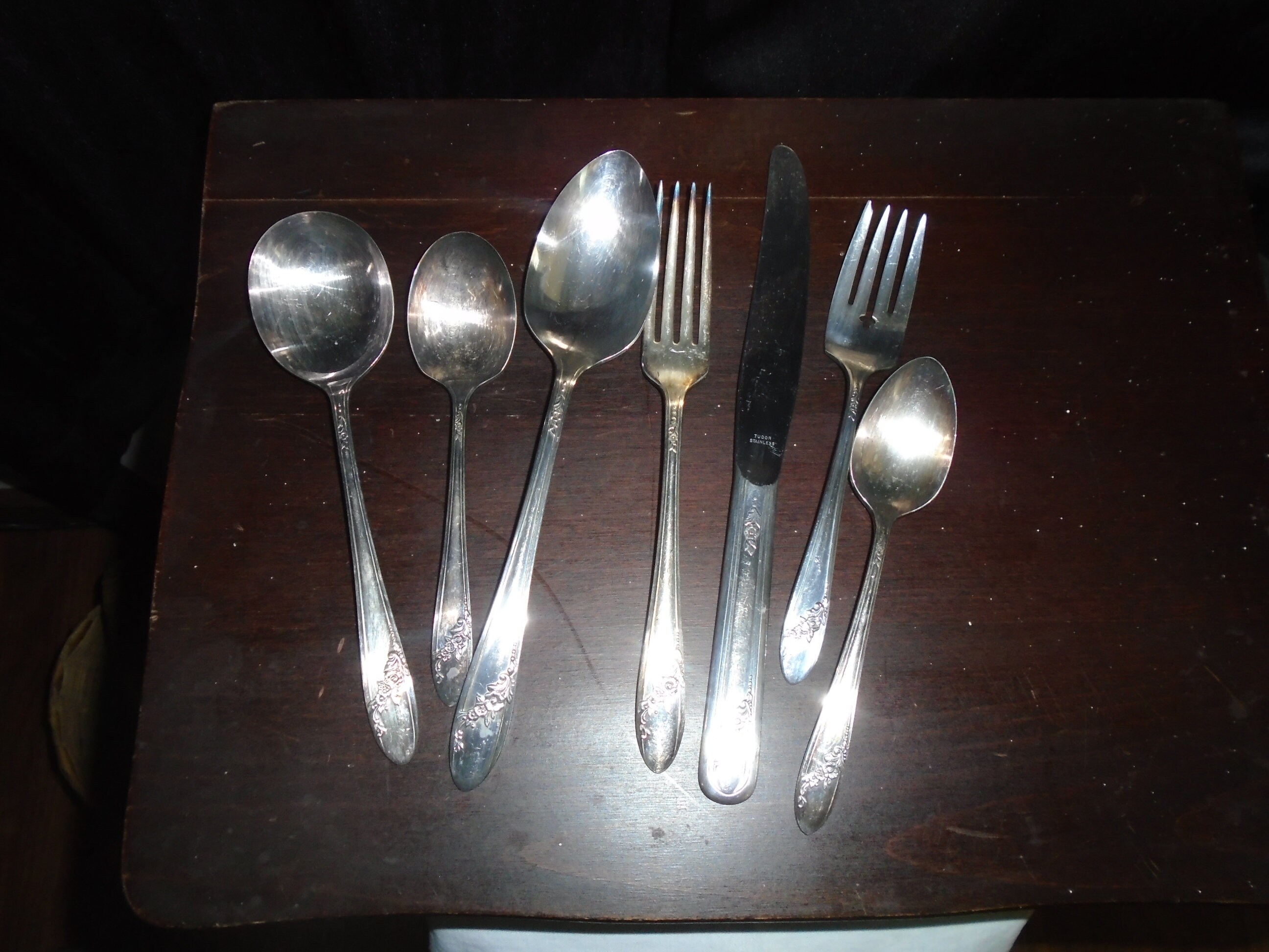 Queen Bess II Tudor Plate Oneida Community 64 Piece Wooden Queen Bess II Tudor Plate Oneida Community 64 Piece Wooden